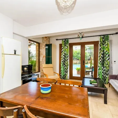 شقة Duplex House With Shared Pool Near Beach In كالكان